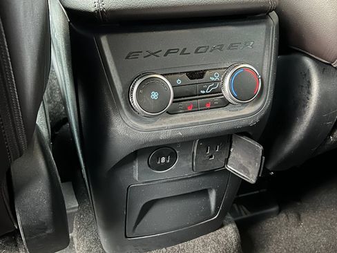 Used 2025 Ford Explorer Platinum w/ LUX Leather Package AWD/4WD image 15