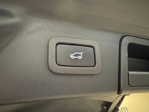 Used 2022 Land Rover Range Rover Velar R-Dynamic S image 25