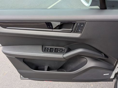 Certified 2025 Porsche Cayenne AWD/4WD image 22