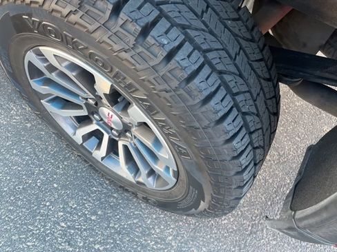 Used 2021 GMC Sierra 1500 AT4 w/ AT4 Value Package AWD/4WD image 8