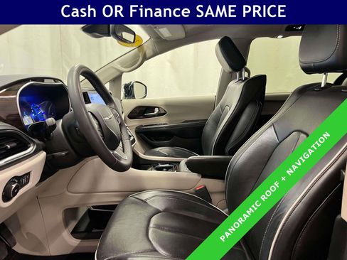 Used 2023 Chrysler Pacifica Limited w/ Uconnect Theater Family Group FWD image 16