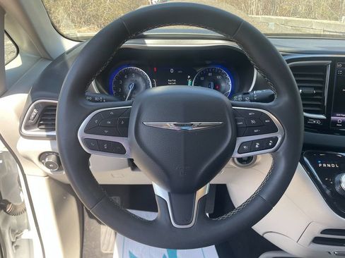 Used 2023 Chrysler Pacifica Touring-L FWD image 15