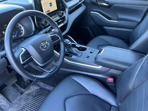 Certified 2025 Toyota Highlander XLE image 12
