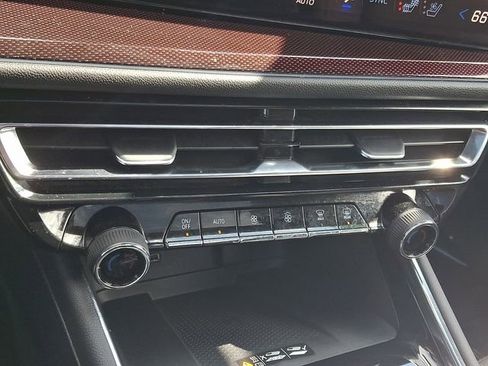 Used 2025 Chevrolet Traverse RS AWD/4WD image 18