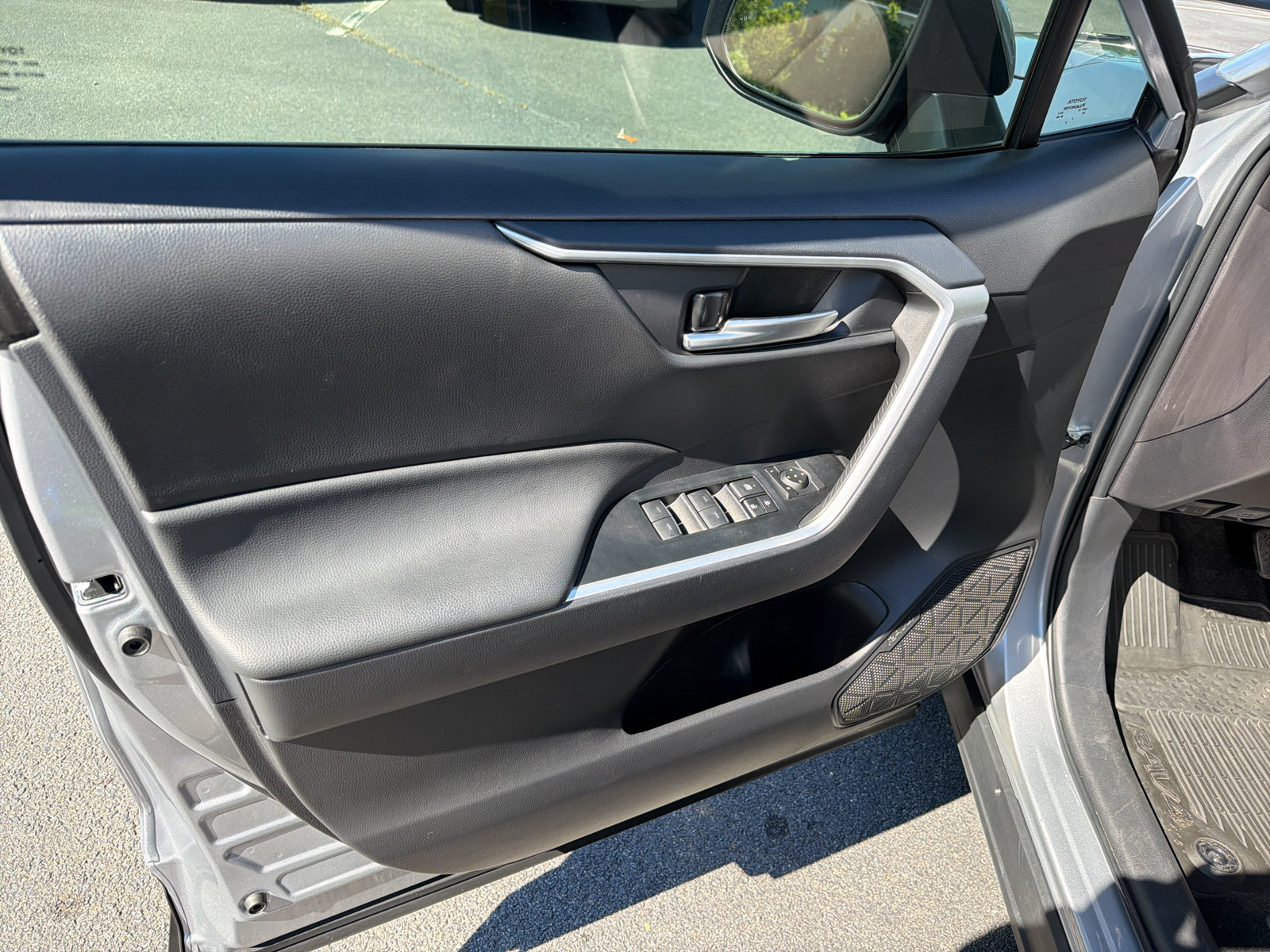 Used 2025 Toyota RAV4 XLE FWD image 19
