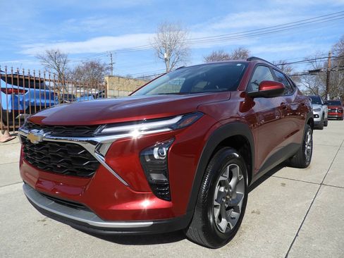 Used 2025 Chevrolet Trax LT w/ Driver Confidence Package FWD image 5