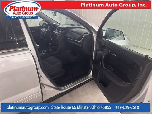 Used 2017 Chevrolet Traverse LT image 32