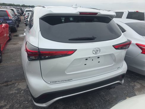 Used 2023 Toyota Highlander XSE FWD image 4