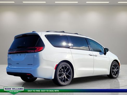 Used 2025 Chrysler Pacifica Limited FWD image 4