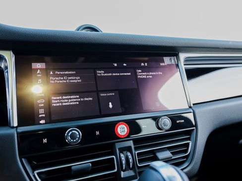 Certified 2025 Porsche Macan image 18