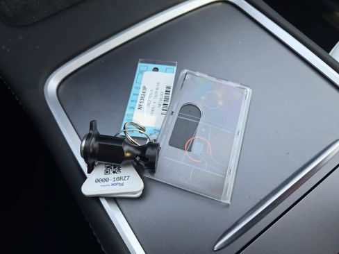 Used 2022 Tesla Model Y Long Range image 30