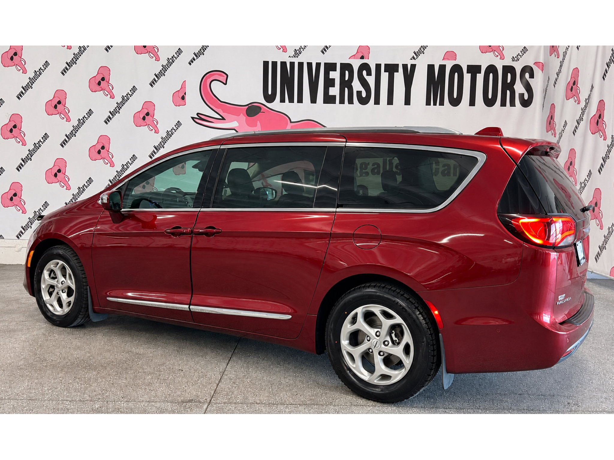Used 2019 Chrysler Pacifica Limited w/ Tire & Wheel Group FWD image 12