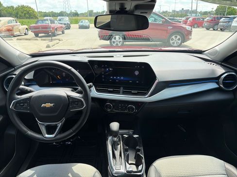 Used 2025 Chevrolet Trax LT w/ LT Convenience Package FWD image 23