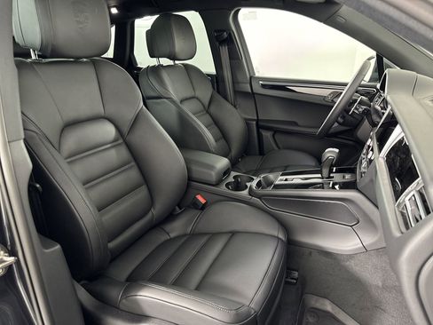 Certified 2025 Porsche Macan image 28