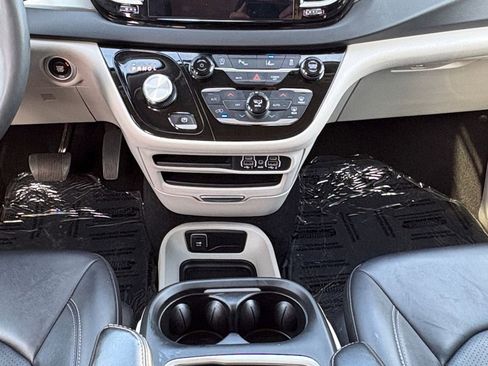 Used 2024 Chrysler Pacifica Touring-L image 3