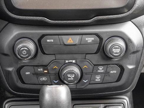 Used 2019 Jeep Renegade Latitude AWD/4WD image 22
