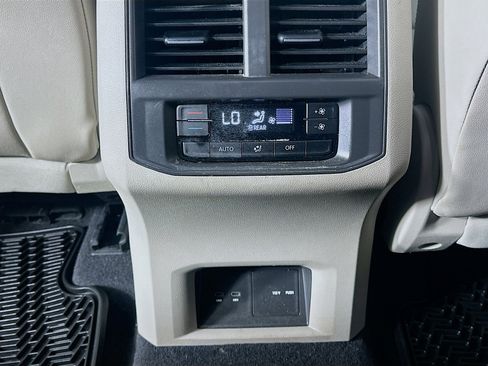 Used 2023 Volkswagen Atlas SE image 28