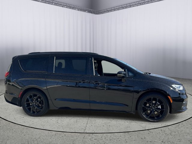 Used 2025 Chrysler Pacifica Limited FWD image 6
