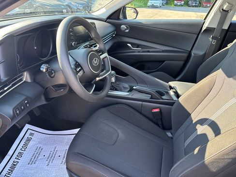 Used 2023 Hyundai Elantra SE FWD image 9