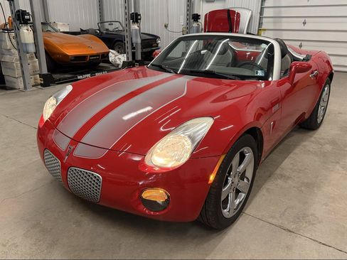Used 2008 Pontiac Solstice Convertible w/ Premium Package RWD image 1