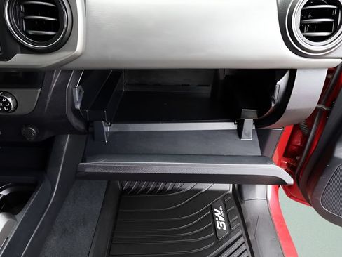 Used 2018 Toyota Tacoma SR5 RWD image 39