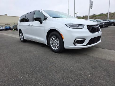 New 2026 Chrysler Pacifica Select image 9