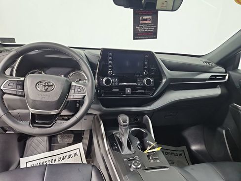 Used 2022 Toyota Highlander XSE AWD/4WD image 13