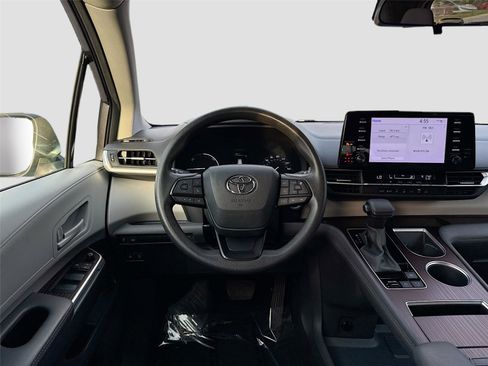 Used 2024 Toyota Sienna LE image 21