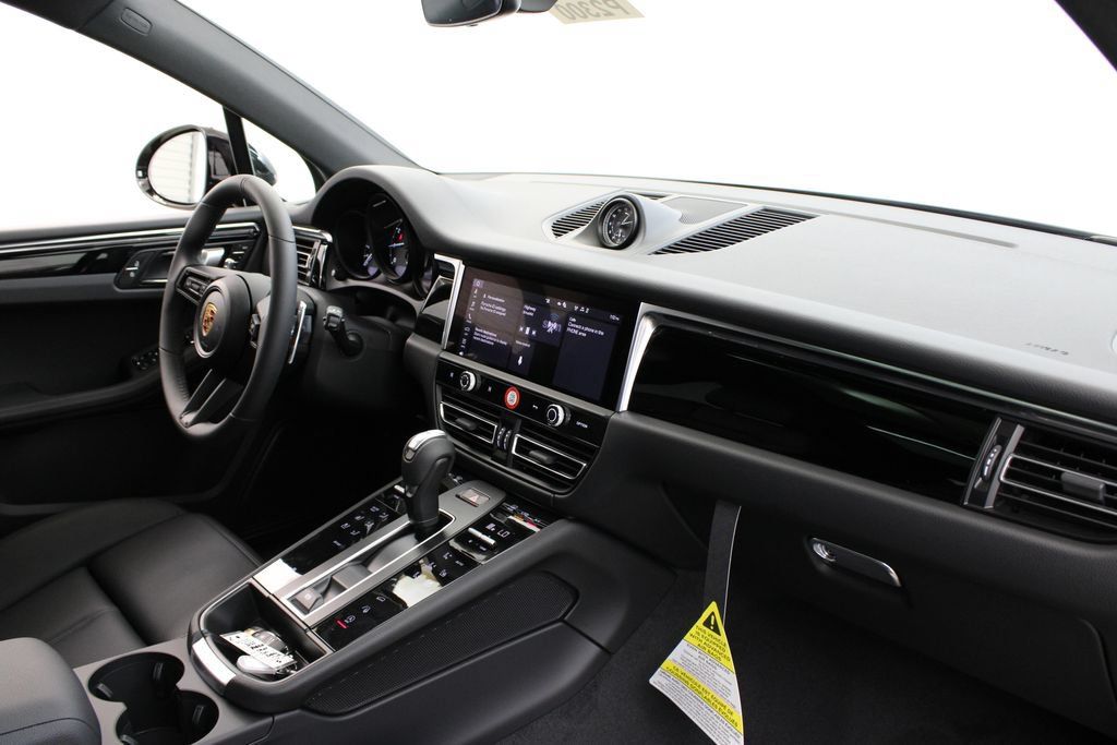 Certified 2025 Porsche Macan AWD/4WD image 17