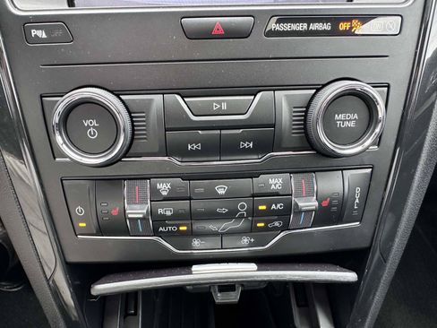 Used 2018 Ford Explorer XLT w/ Equipment Group 202A AWD/4WD image 25
