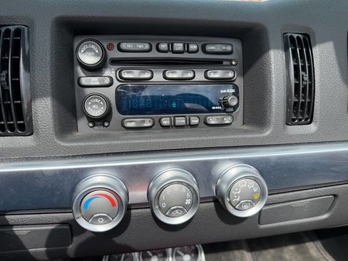 Used 2004 Chevrolet SSR w/ Preferred Equipment Group RWD image 26