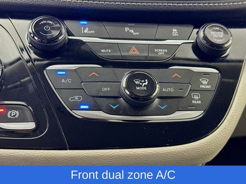 Used 2023 Chrysler Pacifica Touring-L image 20