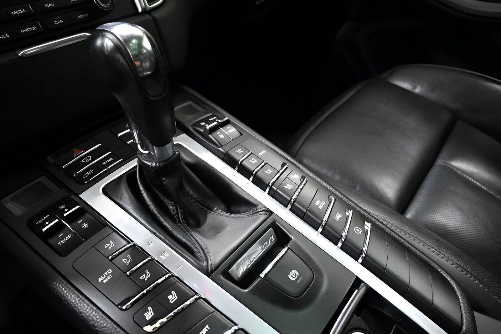 Used 2018 Porsche Macan AWD/4WD image 23