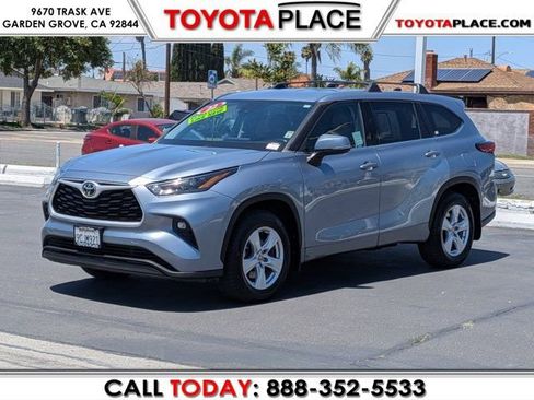 Used 2022 Toyota Highlander LE FWD image 1