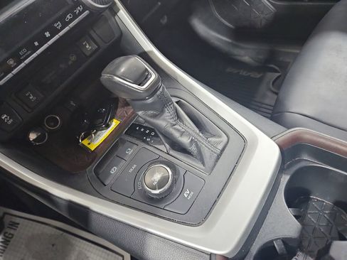 Used 2020 Toyota RAV4 Limited image 25