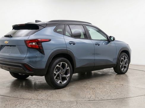 Used 2025 Chevrolet Trax LT FWD image 9