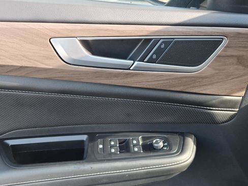 Certified 2025 Volkswagen Atlas SE image 25