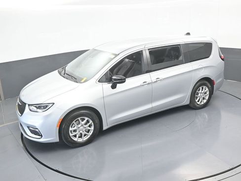 New 2026 Chrysler Pacifica Select image 45