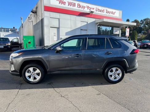 Used 2021 Toyota RAV4 XLE AWD/4WD image 7