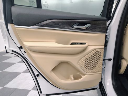 Used 2024 Jeep Grand Cherokee Limited image 24