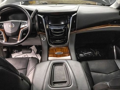 Used 2015 Cadillac Escalade Luxury image 24