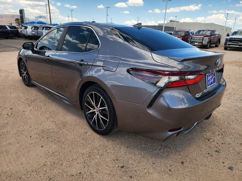 Used 2021 Toyota Camry SE FWD image 6