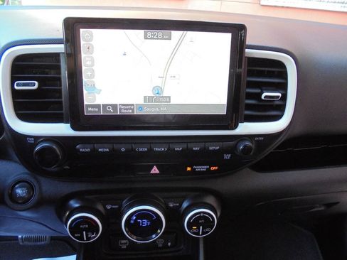 Used 2024 Hyundai Venue Limited FWD image 16