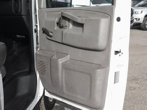 Used 2016 Chevrolet Express 4500 w/ Chrome Appearance Package image 27