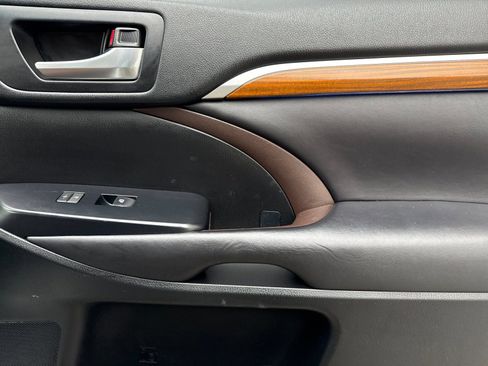 Used 2018 Toyota Highlander image 19