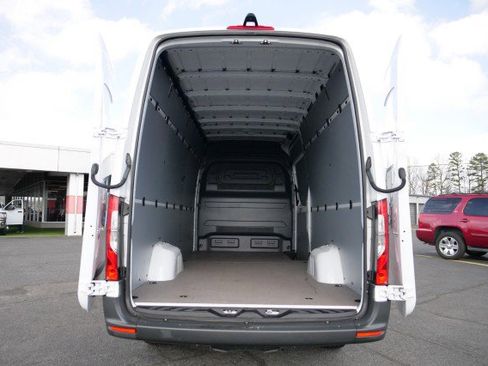 Used 2024 Mercedes-Benz Sprinter 2500 image 7