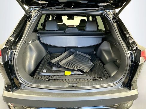 Used 2025 Toyota Corolla Cross XSE image 27