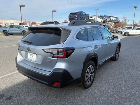 Used 2023 Subaru Outback Premium image 5