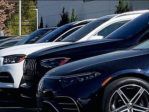 Used 2023 Mercedes-Benz C 300 4MATIC Sedan image 2