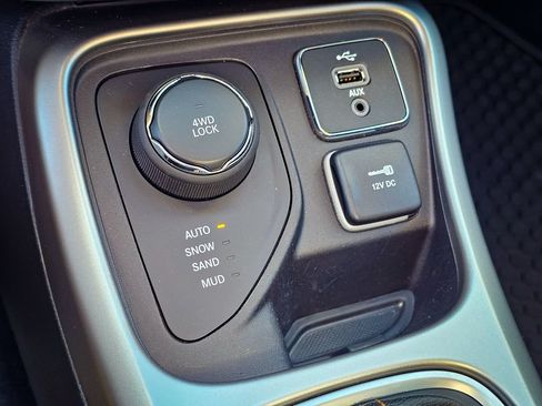 Used 2018 Jeep Compass Latitude w/ Cold Weather Group AWD/4WD image 22